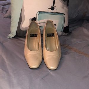 Cream Pearl Shoe - good condition